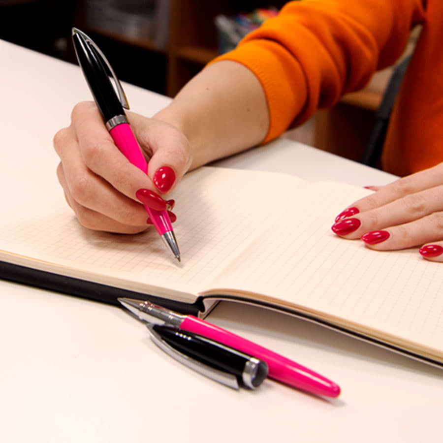 розовый, черный