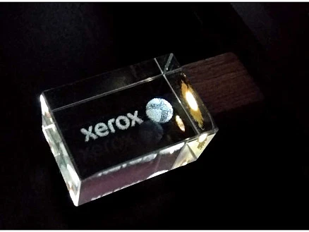 USB-флешка на 16 Гб прямоугольной формы, под гравировку 3D логотипа, материал стекло, с деревянным колпачком красного цвета, белый