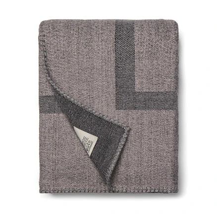 Плед VINGA Monogram из переработанного полиэстера GRS, 170x130 см
